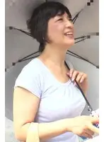 パイパン熟女のマ〇コに若い男がたっぷりと中出し