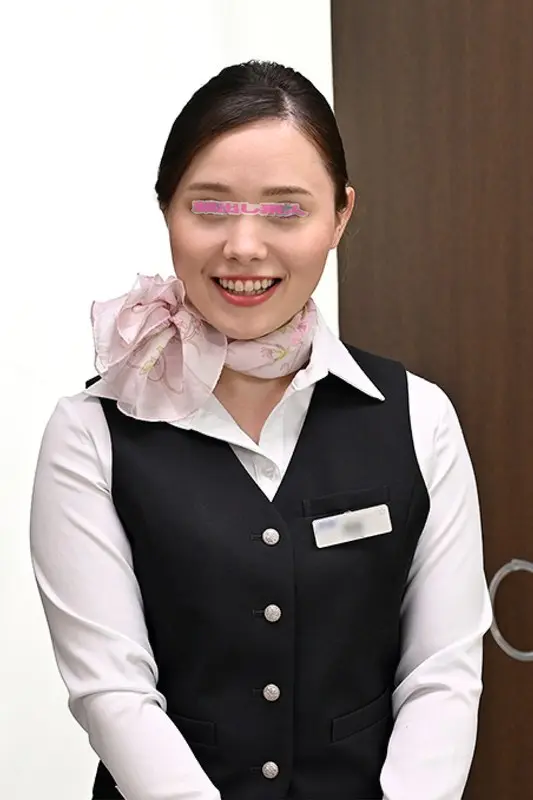 Jerking, sucking and nudging! ! A coveted cabin attendant who works for a major airline takes on the challenge of immediately nudging a wall with countless penises! Black pantyhose beautiful legs CA Umika