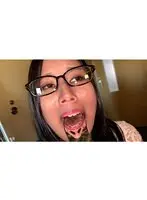 爆乳眼鏡美女の歯を楽しもうYO！ 塚田詩織