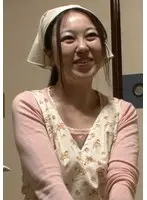 【代々続く老舗旅館の美人女将をこっそり…！】可愛い笑顔で、明るく振舞う美人女将は未亡人！久しぶりの極太肉棒を美味しそうに頬張り、白い柔肌の熟れた躰が肉欲に濡れる！