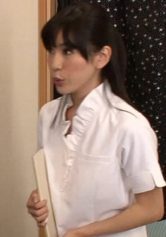 Ryoko Izumi (DOD), a mother who lifts the ban on anal sex for her son