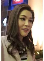 娘の誕生日に食事に向かう仲良し母娘をナンパ！年の差婚のお母さんの若さの為に快楽不倫SEX！