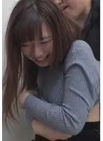 ガード固めの人妻さんですが、ブラジャーの下では乳首がフル勃起で待機中