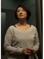 息子の家庭教師のマッチョな男と不倫してしまう人妻！