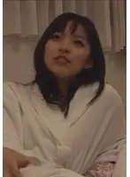 目がくりくりな色白BODYの美女とほんのり焼けた肌にキリっとした目が美しい美女。メイクルームで待機中に思わぬハプニング発生でハメられちゃう？！